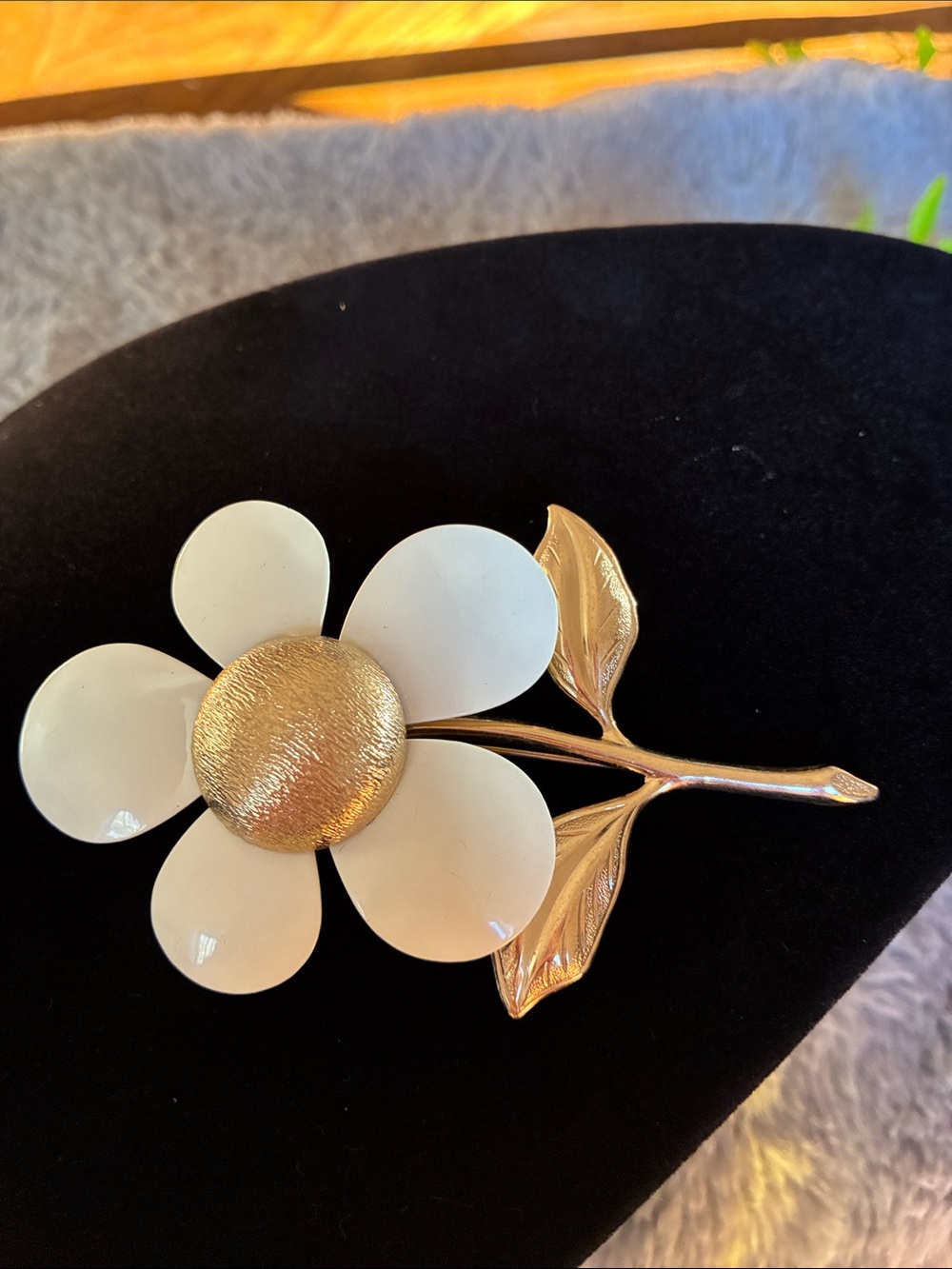 Sarah Coventry White Petal Flower Brooch with Gold-Tone Stem